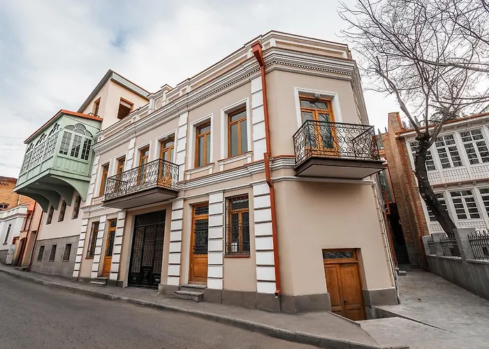 8 Rooms Apartotel On Meidan