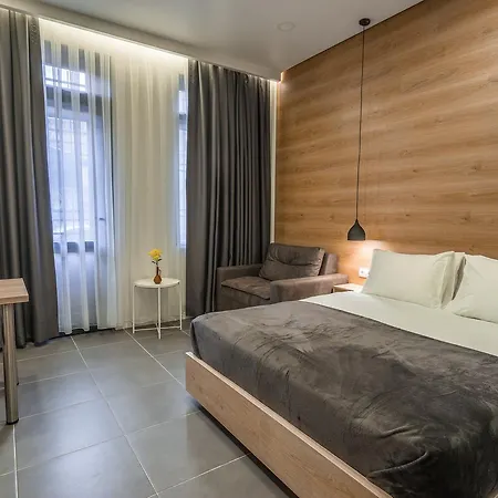 8 Rooms Apartotel On Meidan Tbilisi Exterior photo